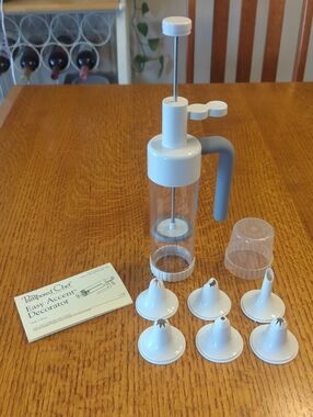 Pampered Chef Easy Accent Decorator #1778 Cake/Cookie Frosting Kit, Deviled Egg